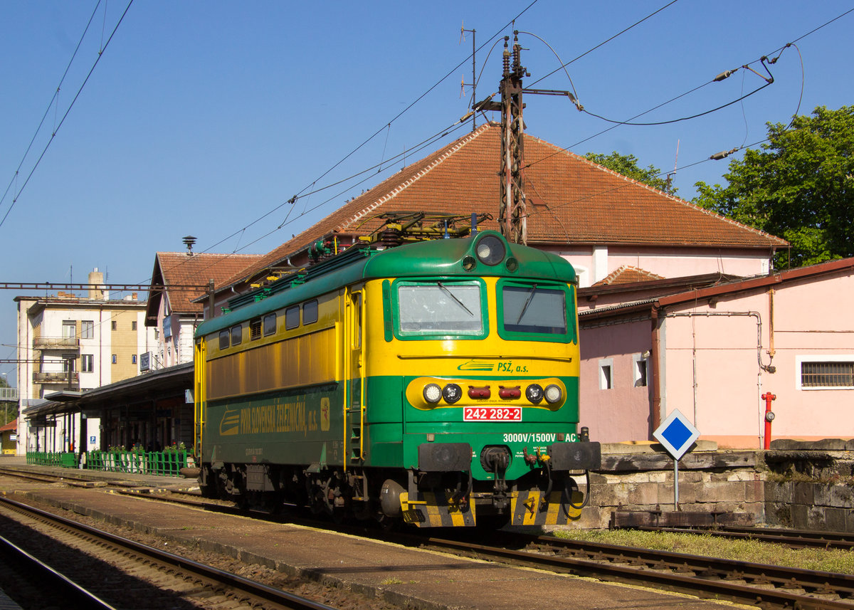 242 282-2 sonnt sich im Bahnhof Stúrovo am 25. April 2019. 