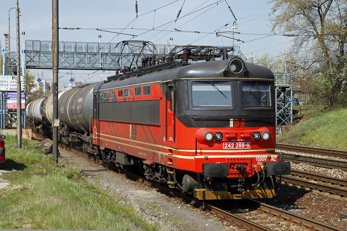 242 288 mit Güterzug in Bratislava Lamac am 31.03.2017.
