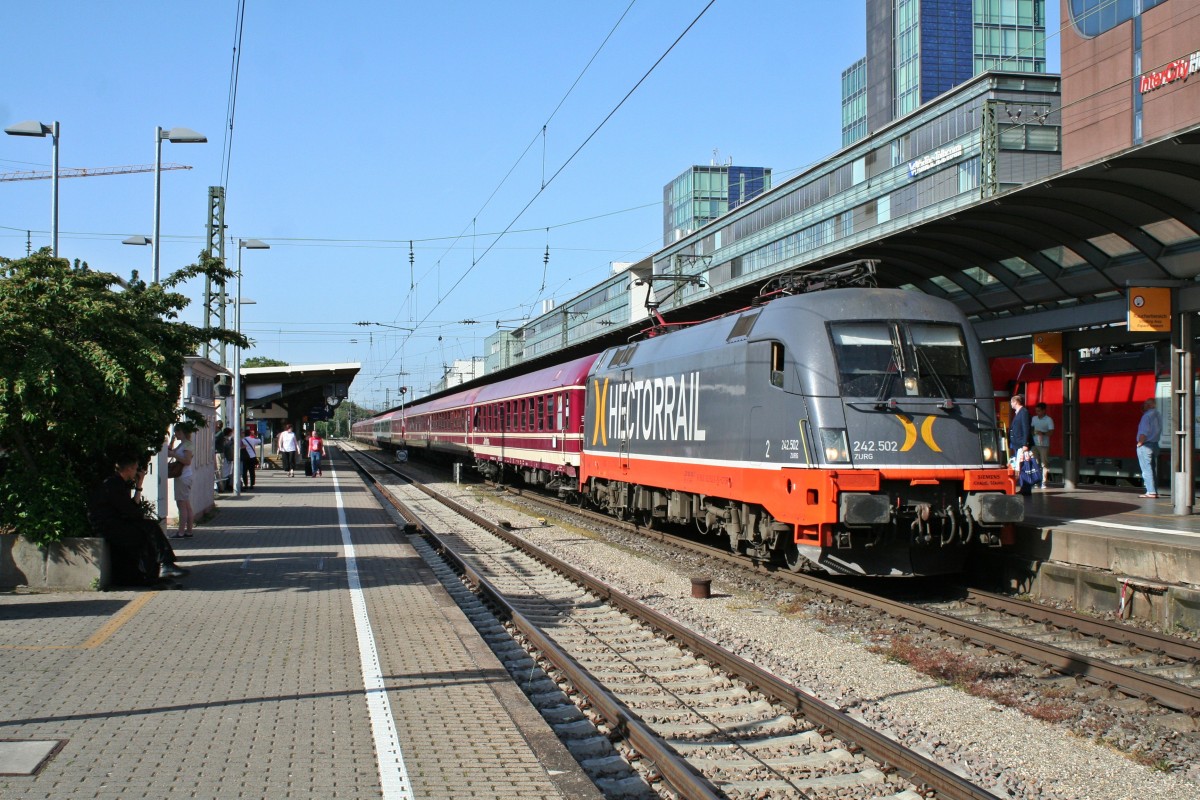 242 502 mit dem Pilger-Sonderzug DPE 13487 von Ulm ber Basel nach Lourdes am nachmittag des 08.06.14 bei der Einfahrt in Freiburg (Breisgau) Hbf.