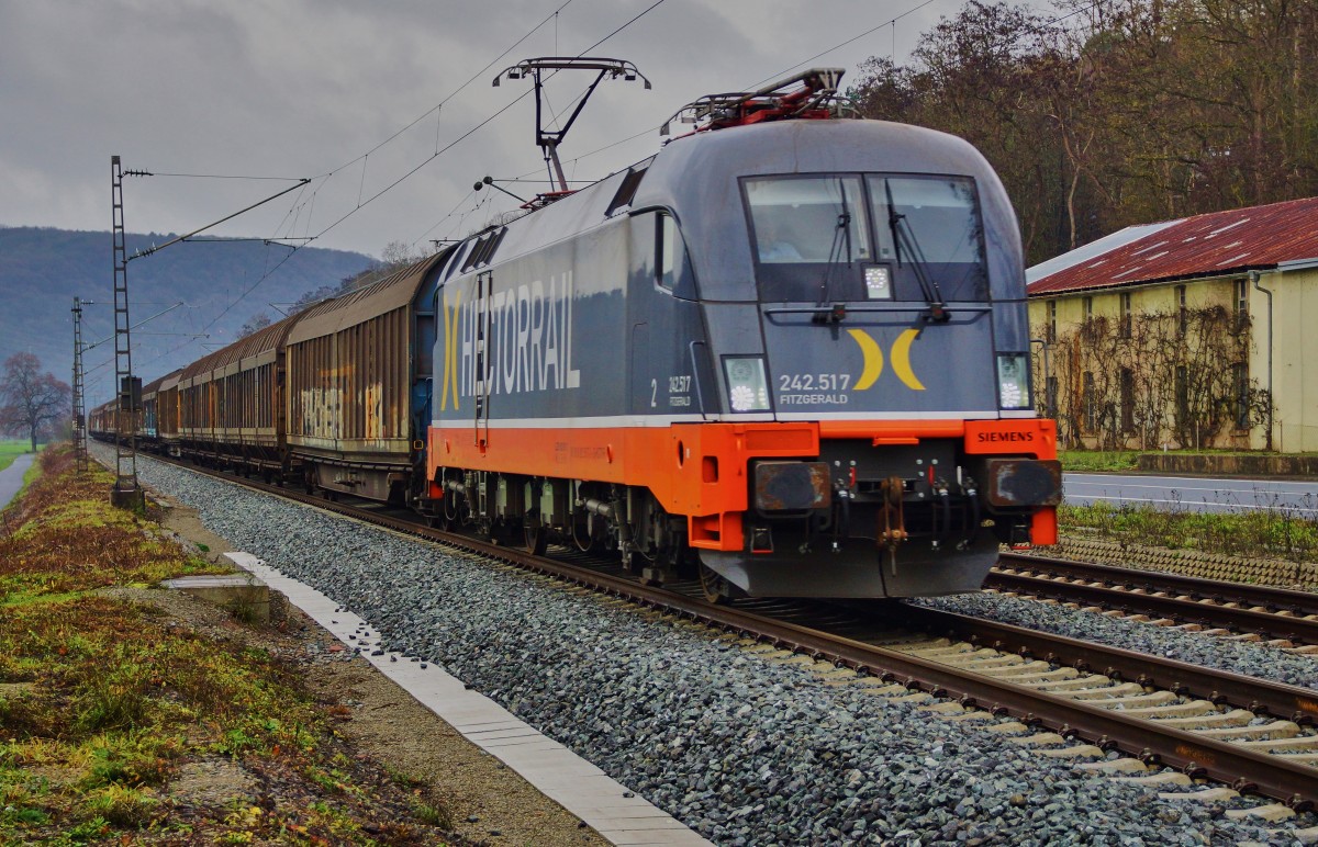 242 517 (182 517-3) von Hectorrail ist mit einen Schiebewandzug in Richtung Süden bei Gambach am 09.12.15 unterwegs. 