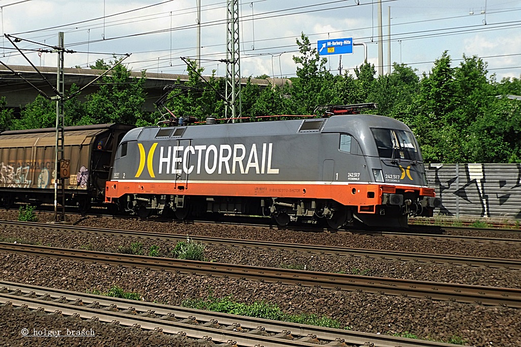 242 517 fuhr am 10.06.13 mit einen gemischten güterzug durch hh-harburg