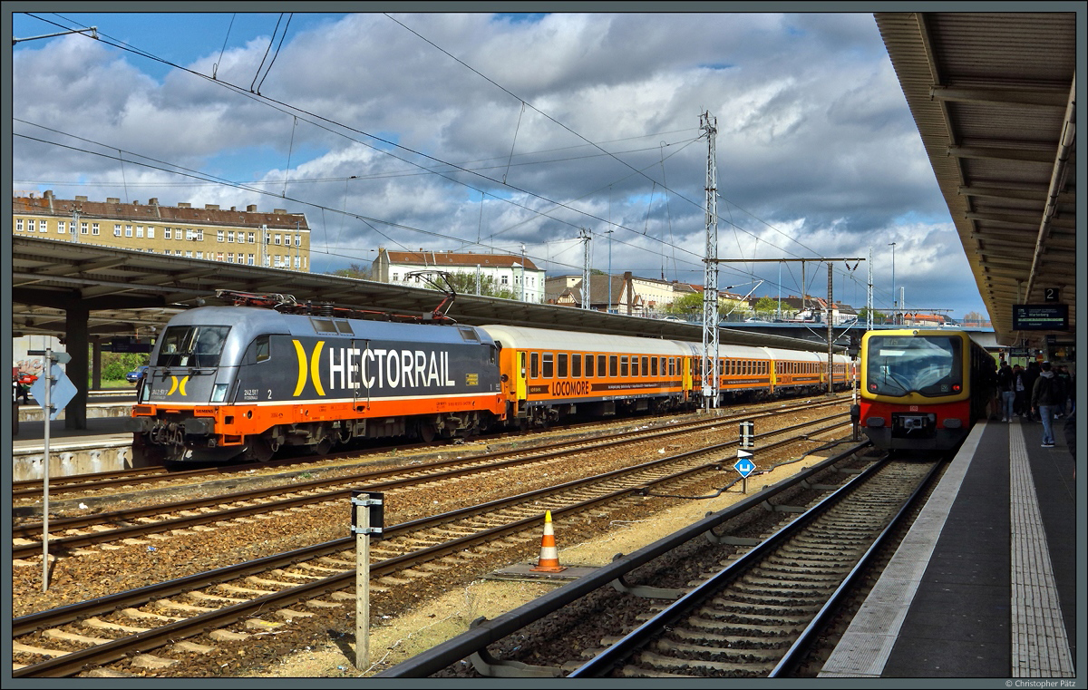 242 517 von Hectorrail fährt am 08.04.2017 mit dem Locomorezug 1818 Stuttgart - Berlin in Berlin-Lichtenberg ein. Etwa einen Monat später musste Locomore Insolvenz anmelden, der letzte Zug verkehrte am 12.05.2017. Seitdem ist das Unternehmen auf der Suche nach neuen Investoren, um den Betrieb wieder aufnehmen zu können.