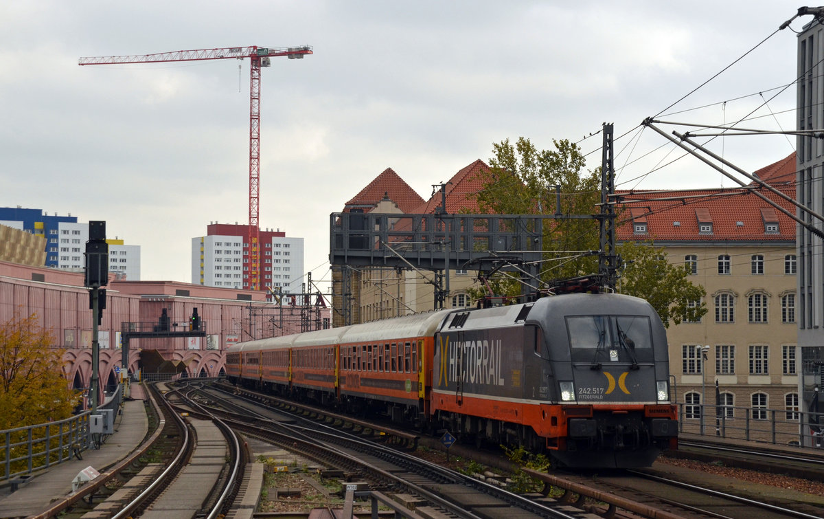 242 517 der Hectorrail passiert mit dem Locomore von Berlin-Lichtenberg nach Stuttgart am 14.10.17 den Berliner Alexanderplatz.