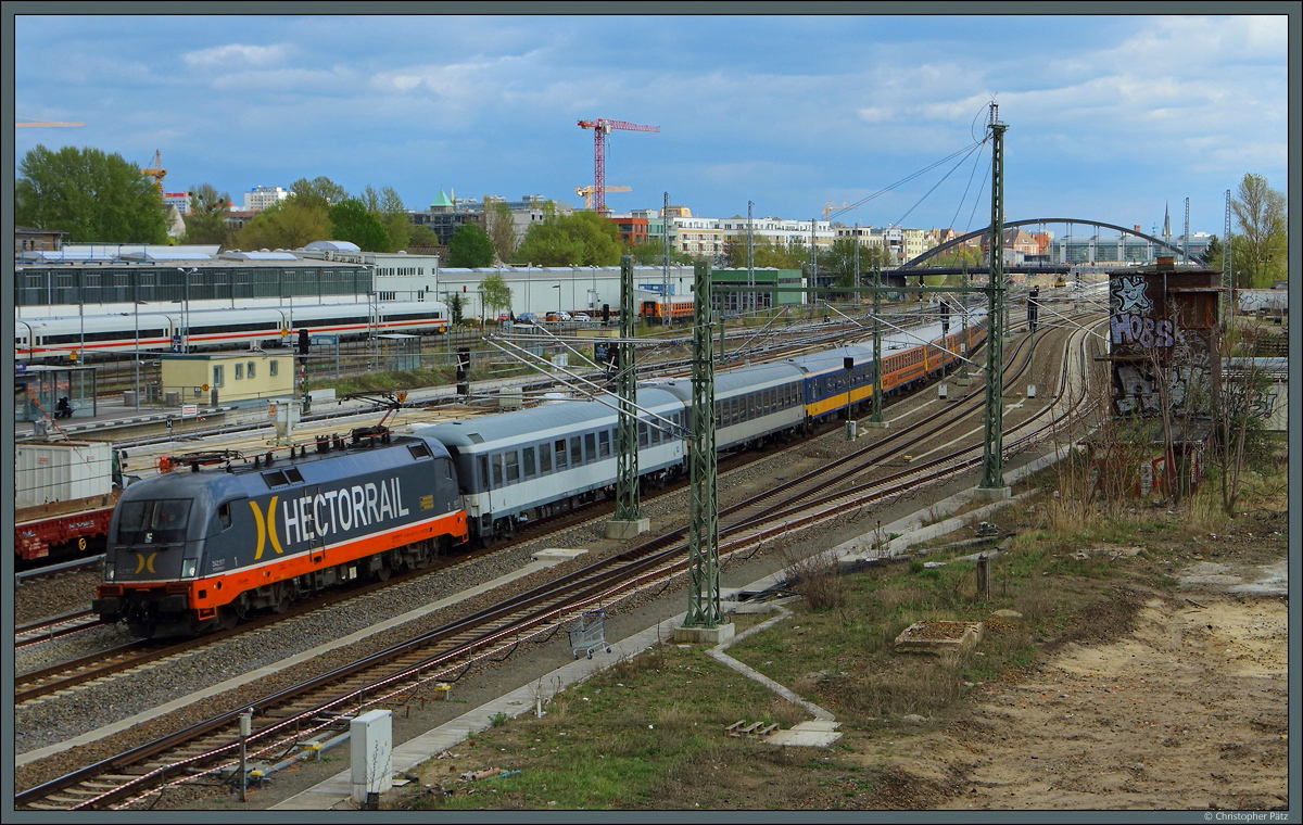 242 517 von Hectorrail zieht am 08.04.2017 den Locomorezug 1819 nach Stuttgart am derzeit im Umbau befindlichen Bahnhof Warschauer Straße vorbei. 