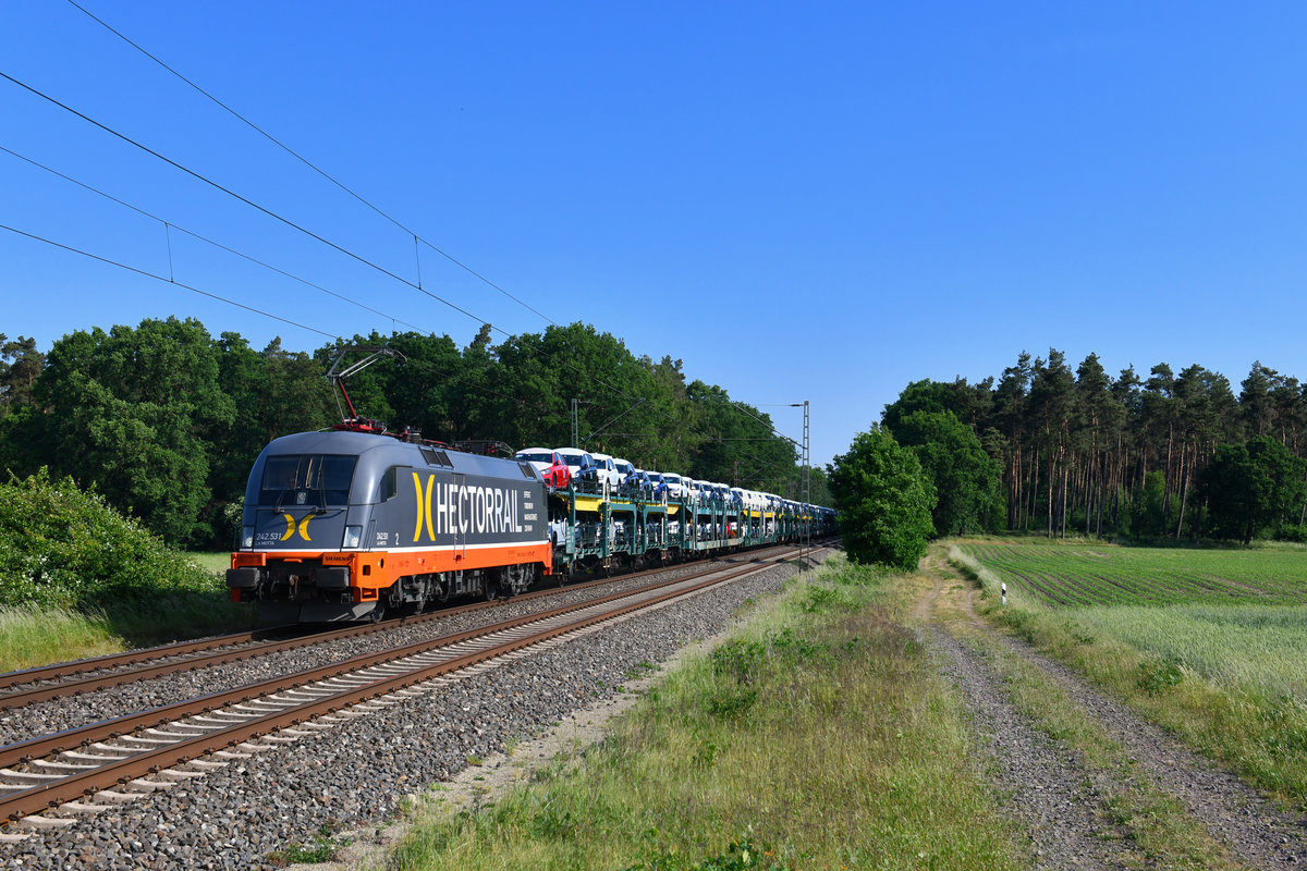 242 531 mit einem Autozug am 24.05.2018 bei Rohrsen. 