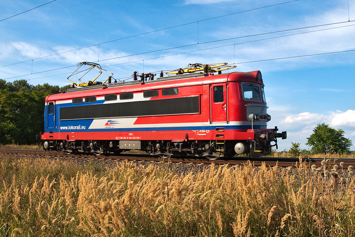 242 555 Lokorail, am 21.08.2013 kurz nach Breclav in Richtung Kuty unterwegs.