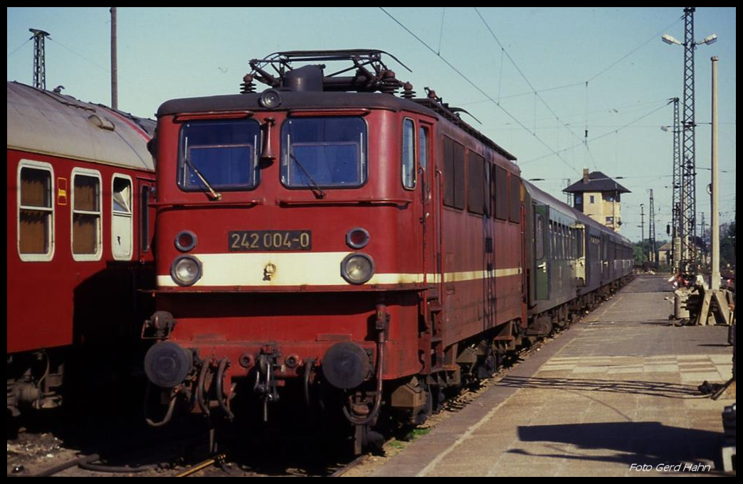 242004 ist mit einem Personenzug aus Schöma am 4.5.1990 im HBF Dresden angekommen.