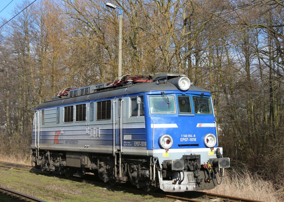 2.4.2015 Swinemünde EP07-1016 für Nachtzug nach Warschau abgestellt.s