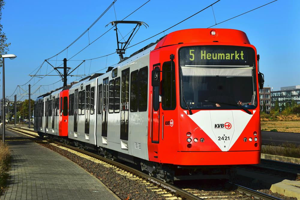 2421 und 2426 waren heute (02.11.2014) auf der Linie 5 im Einsatz. Hier zu sehen kurz vor der Haltestelle  IKEA Am Butzweilerhof .