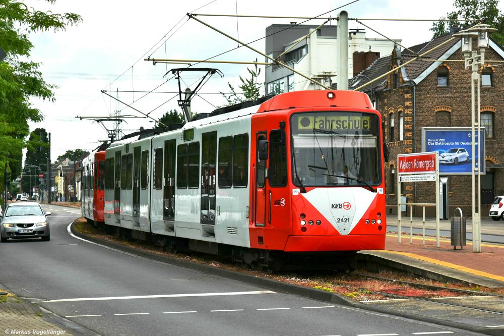 2421 an der Haltestelle Weiden Römergrab am 06.06.2020.