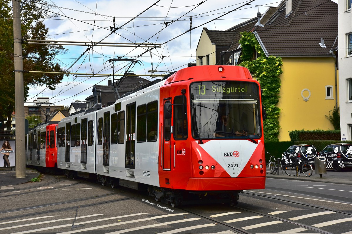 2421 (ex 2121) durfte heute als fünfter fertig sanierter B-Wagen seinen ersten Linieneinsatz absolvieren. Hier zu sehen auf der Linie 13 auf der Kreuzung Zülpicher Str./Gürtel am 13.10.2014.