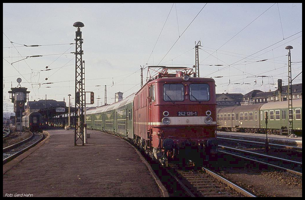 242126 steht hier am 21.11.1990 mit einer langen Dosto Garnitur abfahrbereit in Richtung Osten im HBF Erfurt.