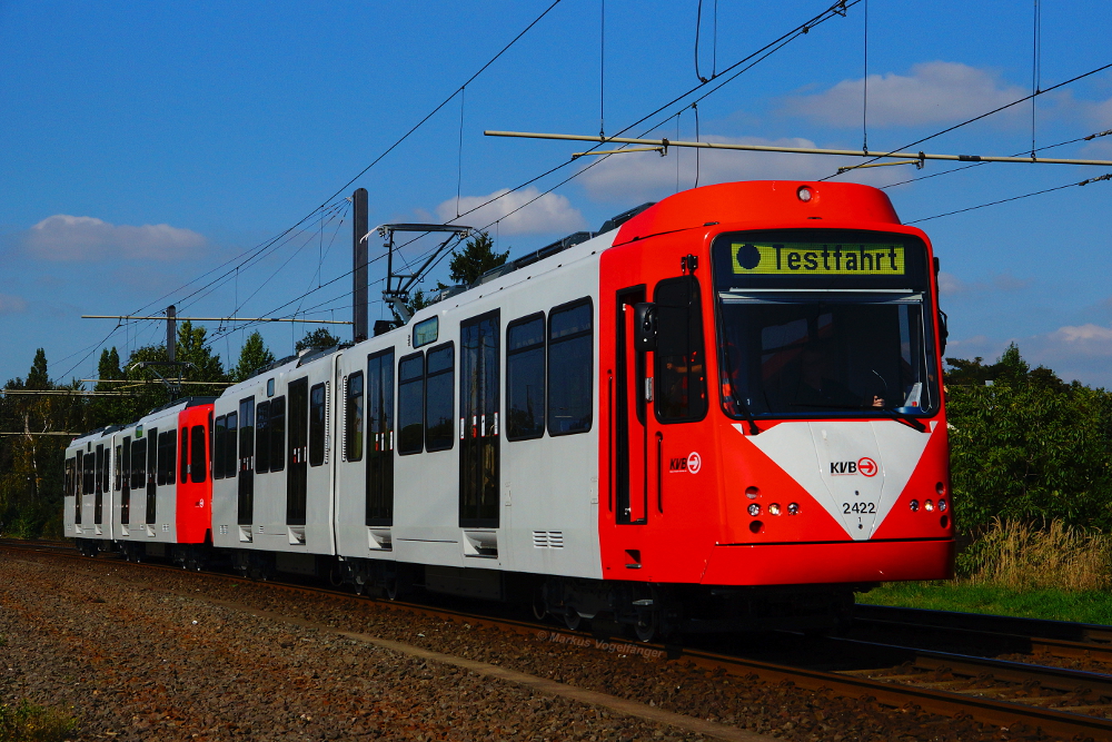 2422 und 2412 zwischen den Haltestellen Merkenich und Merkenich Mitte am 27.09.2013.