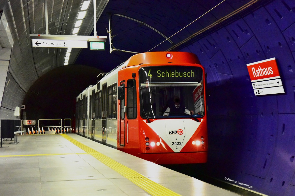 2422 durfte heute zusammen mit 2426 auf der umgeleiteten Linie 4 zwischen Heumarkt und Schlebusch seinen Dienst versehen. Hier zu sehen an der Haltestelle Rathaus am 13.10.2014.
