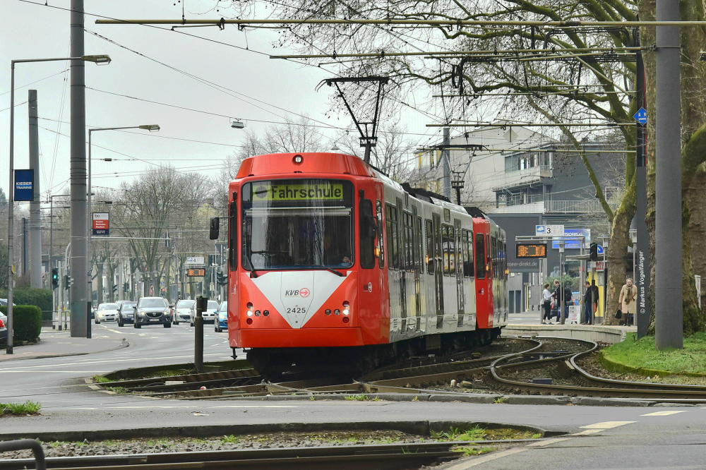 2425 auf der Kreuzung Melatengürtel/Scheidtweilerstraße am 02.04.2018.