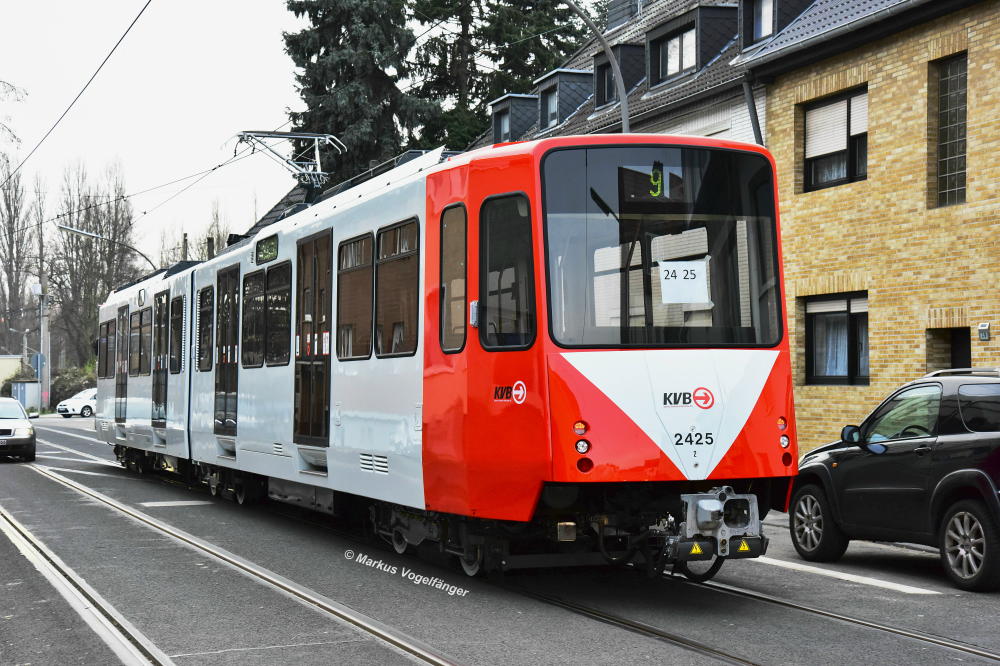 2425 (ex 2195) wurde als siebter B-Wagen der Serie 2100 saniert und zur Serie 2400 umgebaut. Hier zu sehen bei seiner ersten Ausfahrt nach seiner Sanierung auf dem Simonskaul am 22.01.2015.