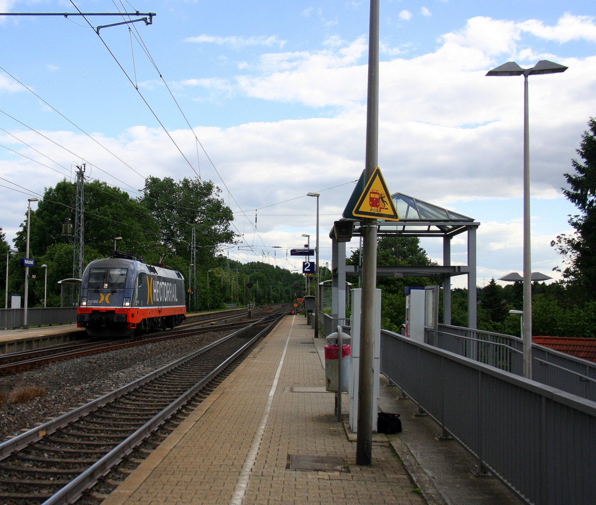 242.502/182 502-5  ZURG  von Hectorrail kommt als Lokzug aus Richtung Aachen-West,Laurensberg,Richterich und fährt durch Kohlscheid und fährt in Richtung Herzogenrath.
Bei Sonne und Wolken am Abend vom 24.5.2014.
