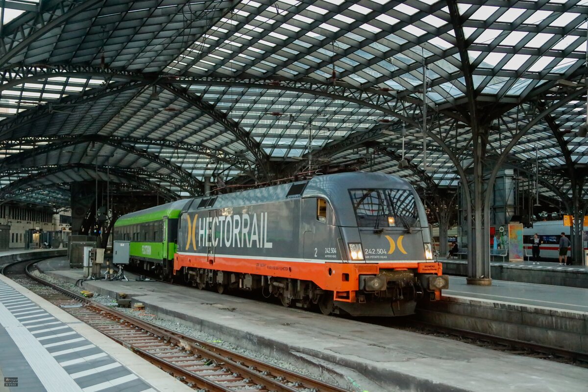 242.504 Hectorrail mit Flixtrain nach Hamburg in Köln Hbf, am 08.09.2023.
