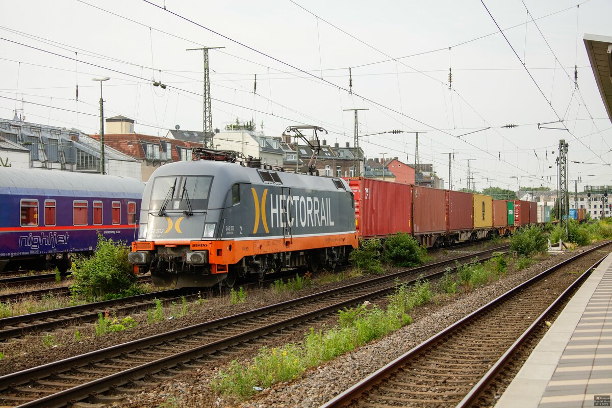 242.532 Hectorrail mit Containerzug in Köln West, Juni 2022.