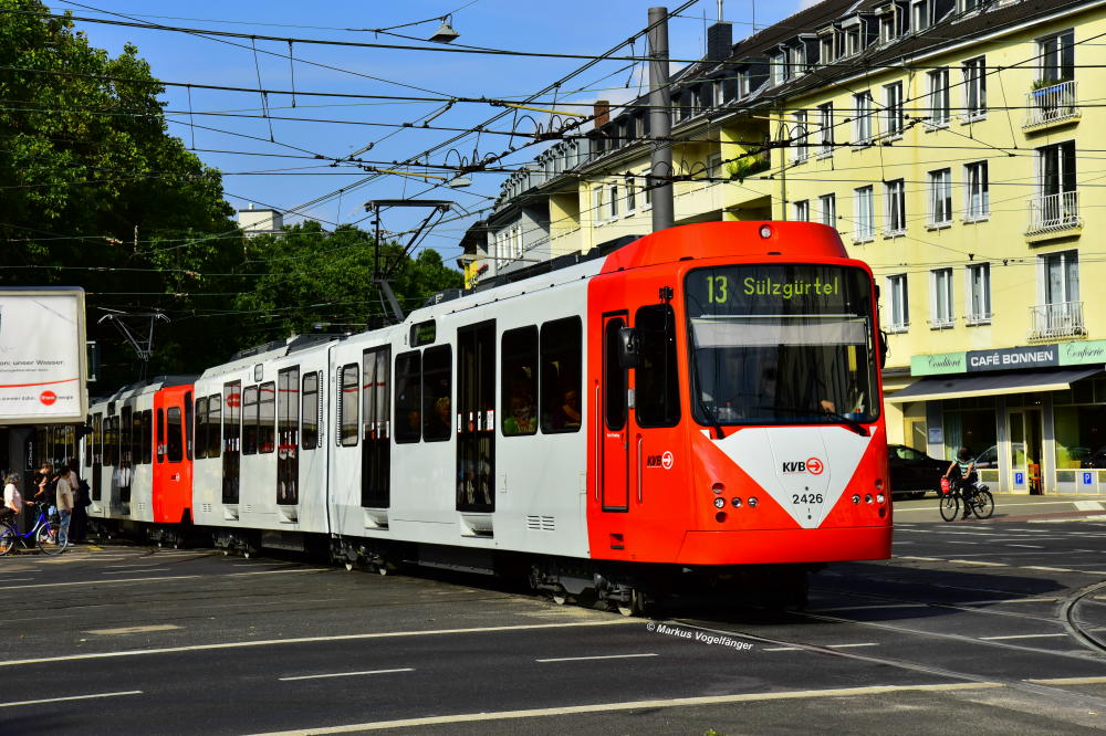 2426  auf der Kreuzung Aachener Str./Gürtel am 05.09.2014.