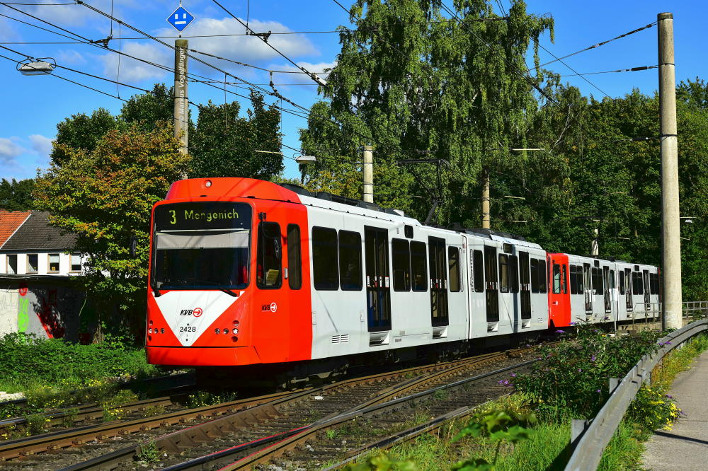 2428 (ex 2199) und 2111 in Holweide am 28.09.2015.