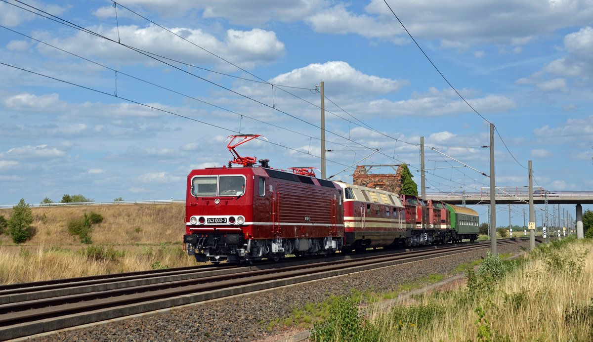 243 002 und 118 005 führten am 11.08.19 zwei V100 durch Brehna Richtung Halle(S) nach Arnstadt. Es handelt sich um die in Zinnowitz abgestellten 201 380 und 201 792.