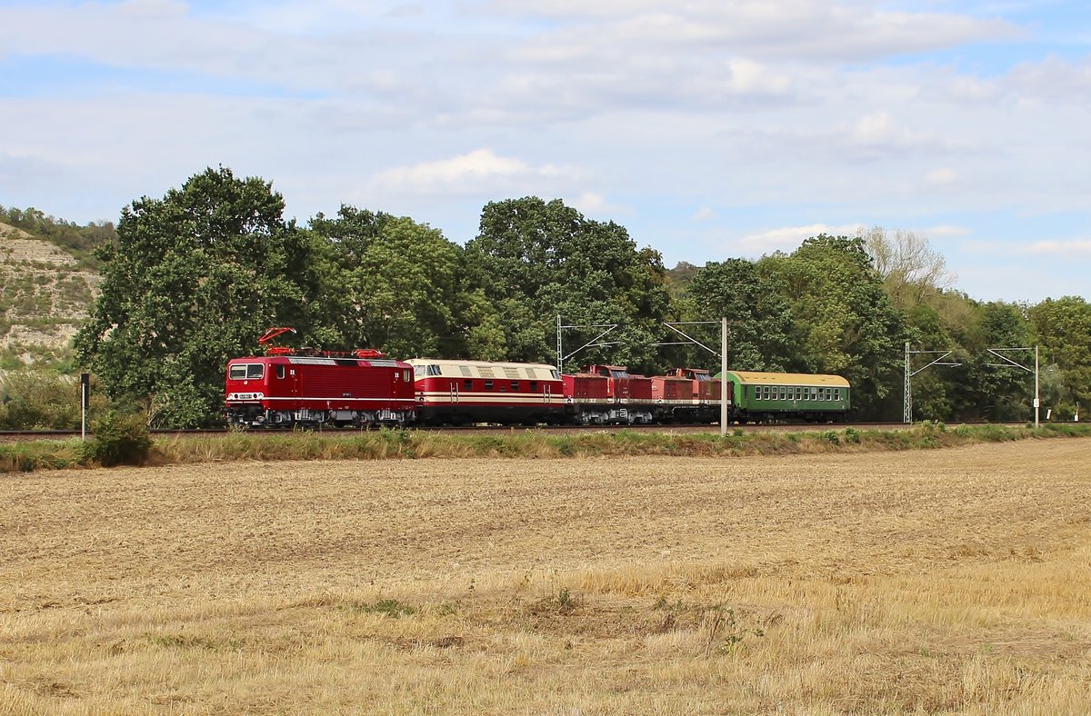 243 002-3 und 118 005-8 überführten die in Zinnowitz abgestellten 201 380 und 201 792 am 11.08.2019 nach Arnstadt. Hier ist die Fuhre bei Bad Kösen zu sehen.