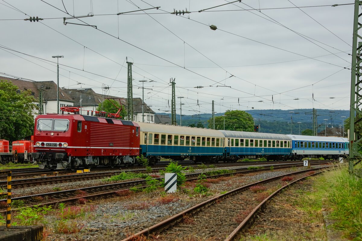 243 002-3 DR mit Pendelzug in Koblenz Lützel, am 01.06.2024.