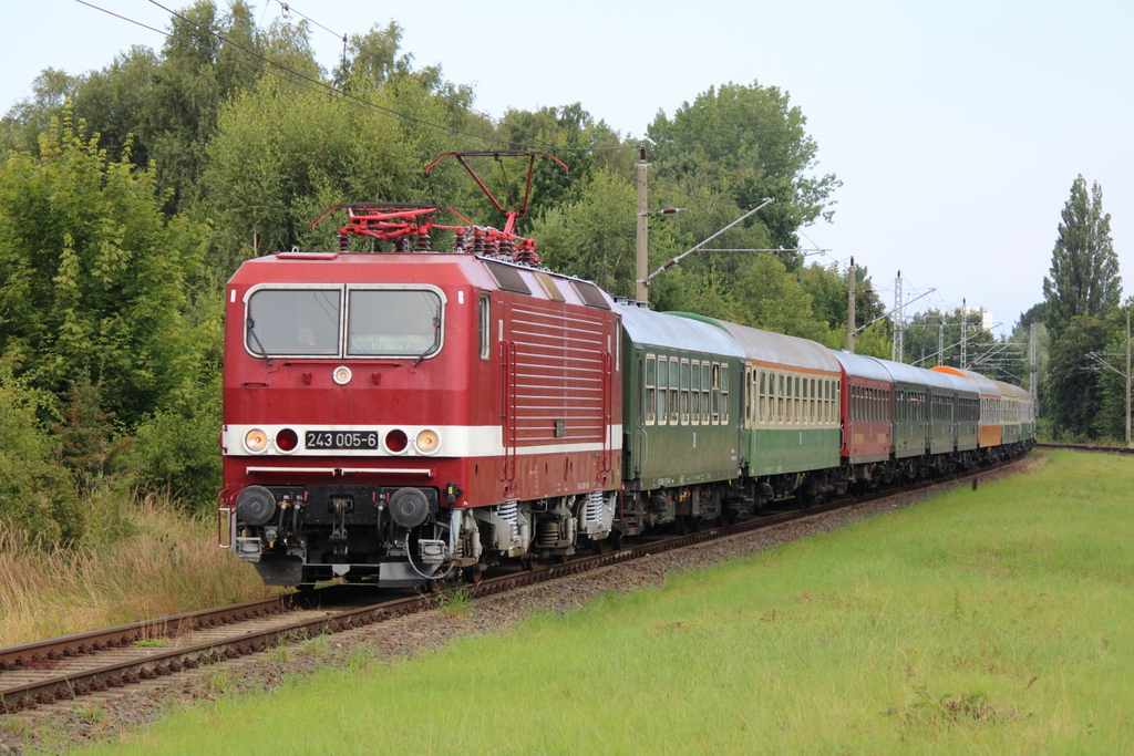 243 005-6 mit Leerzug von Warnemünde nach Rostock-Bramow bei der Durchfahrt in Rostock-Lichtenhagen.07.08.2021