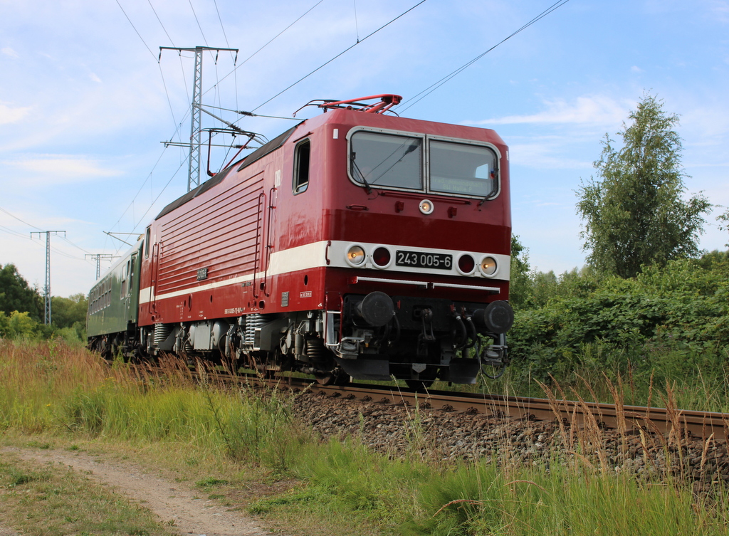 243 005-6 mit SDZ von Leipzig Hbf nach Stralsund/Ostseebad Binz in der Güterumgehung unweit vom Rostocker Hbf.30.07.2022