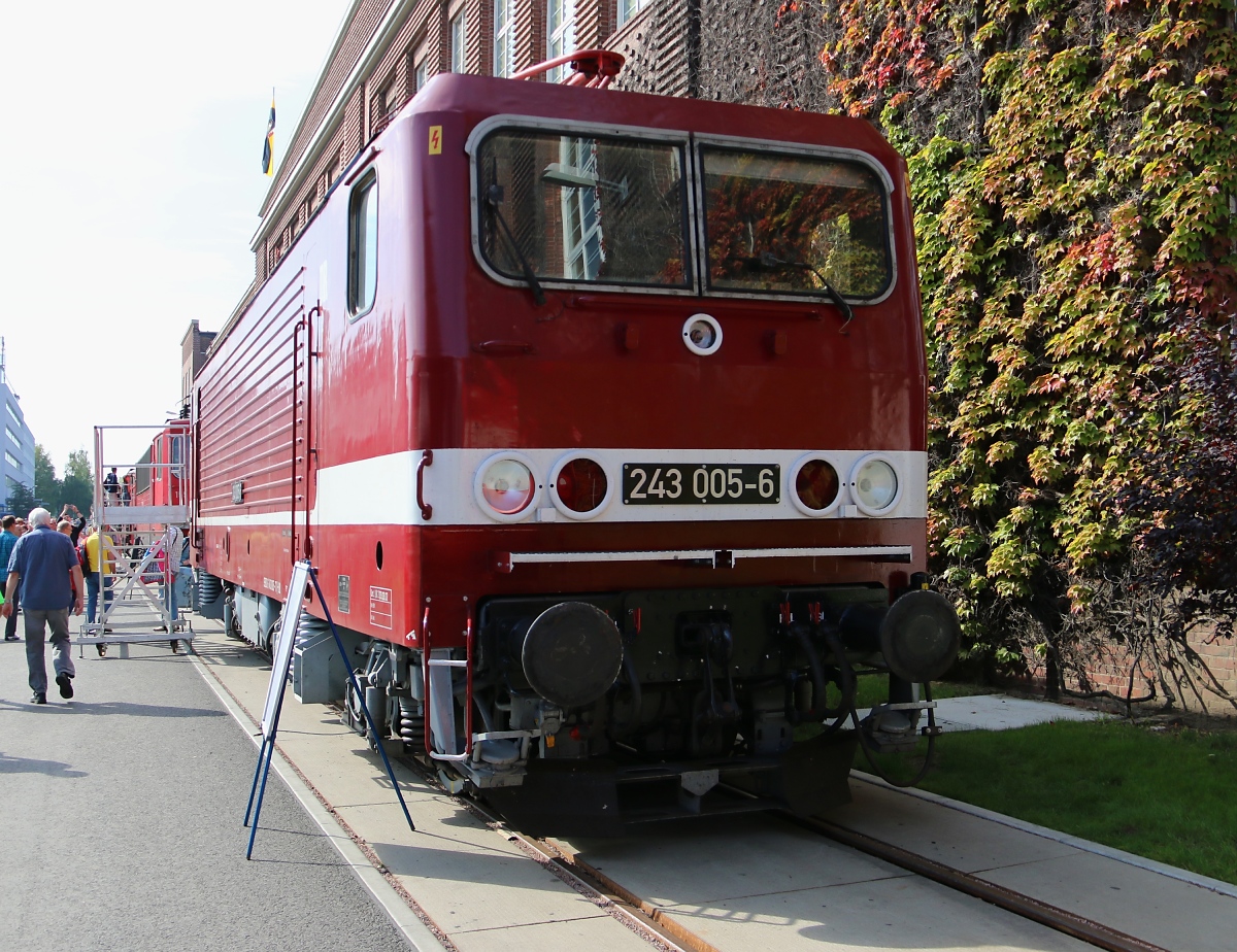 243 005-6 stand am 30.06.2014 zum Tag der offenen Tür im Werk Dessau dort ausgestellt.