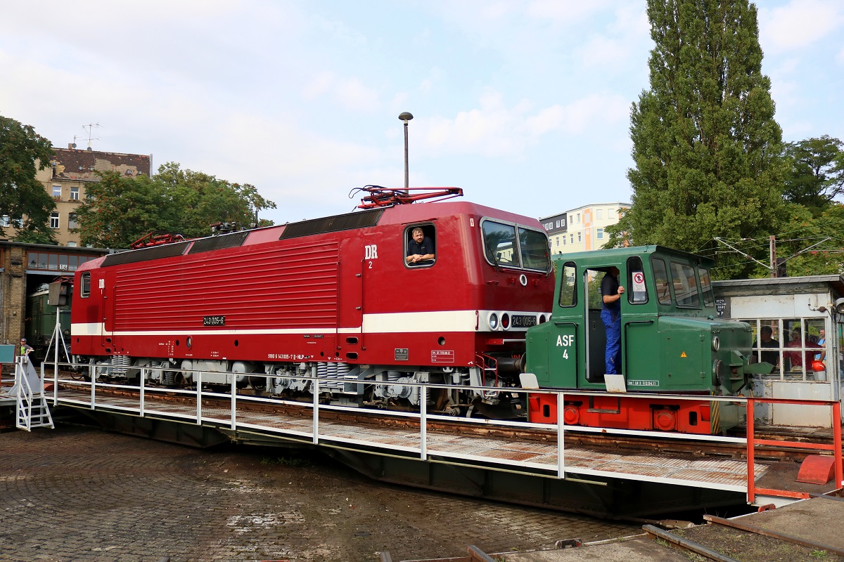 243 005-6 der Traditionsgemeinschaft Bw Halle P. e.V. wird auf der Drehscheibe des DB Museums Halle (Saale) anlässlich des jährlichen Sommerfests präsentiert. [26.8.2017 - 16:26 Uhr]