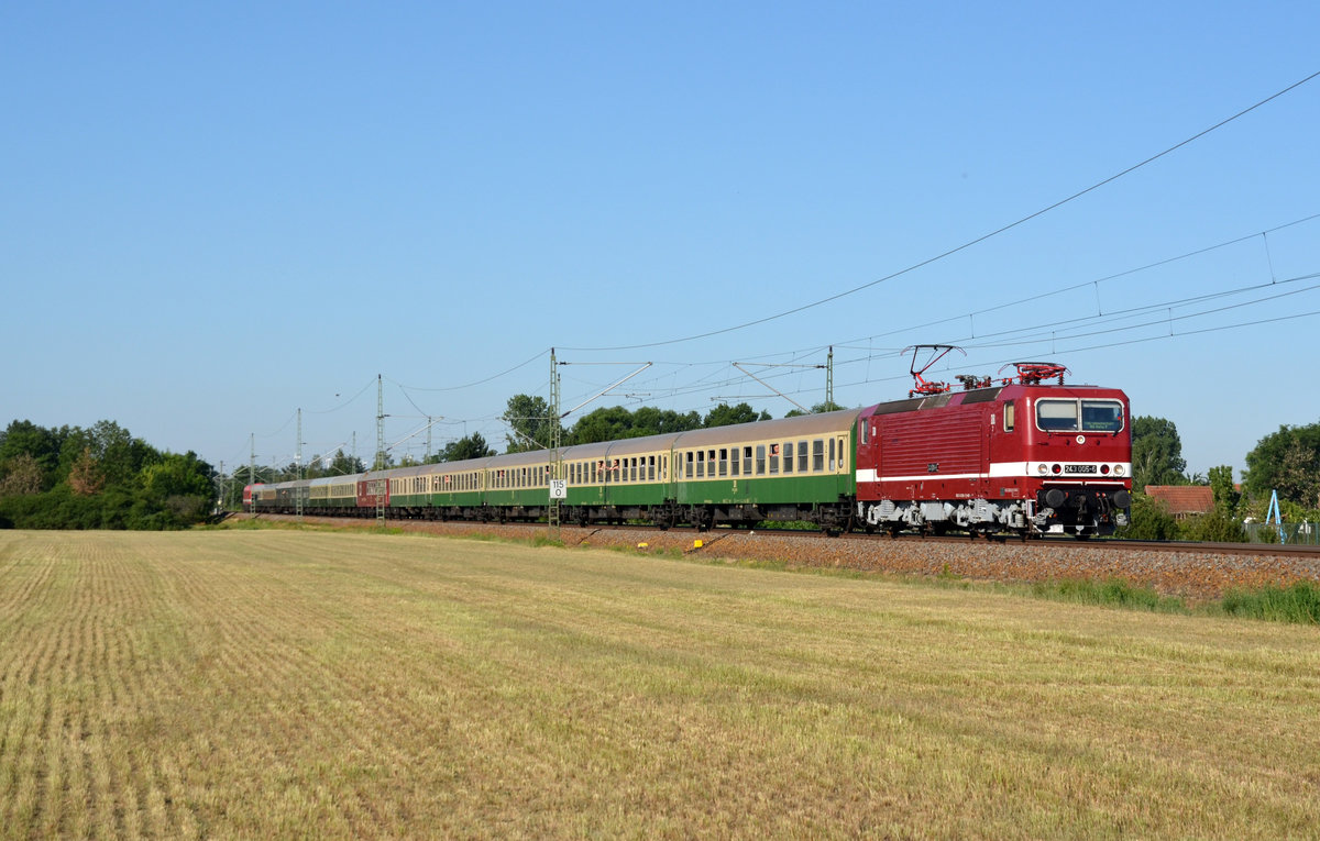 243 005 führte am 29.06.19 einen Sonderzug nach Stralsund durch Gräfenhainichen Richtung Wittenberg. Wegen der hohen Brandgefahr musste die vorgesehene 03 1010 durch 243 005 ersetzt werden. Am Zugschluss läuft 229 181 der CLR mit, welche den Zug von Erfurt bis Leipzig beförderte.