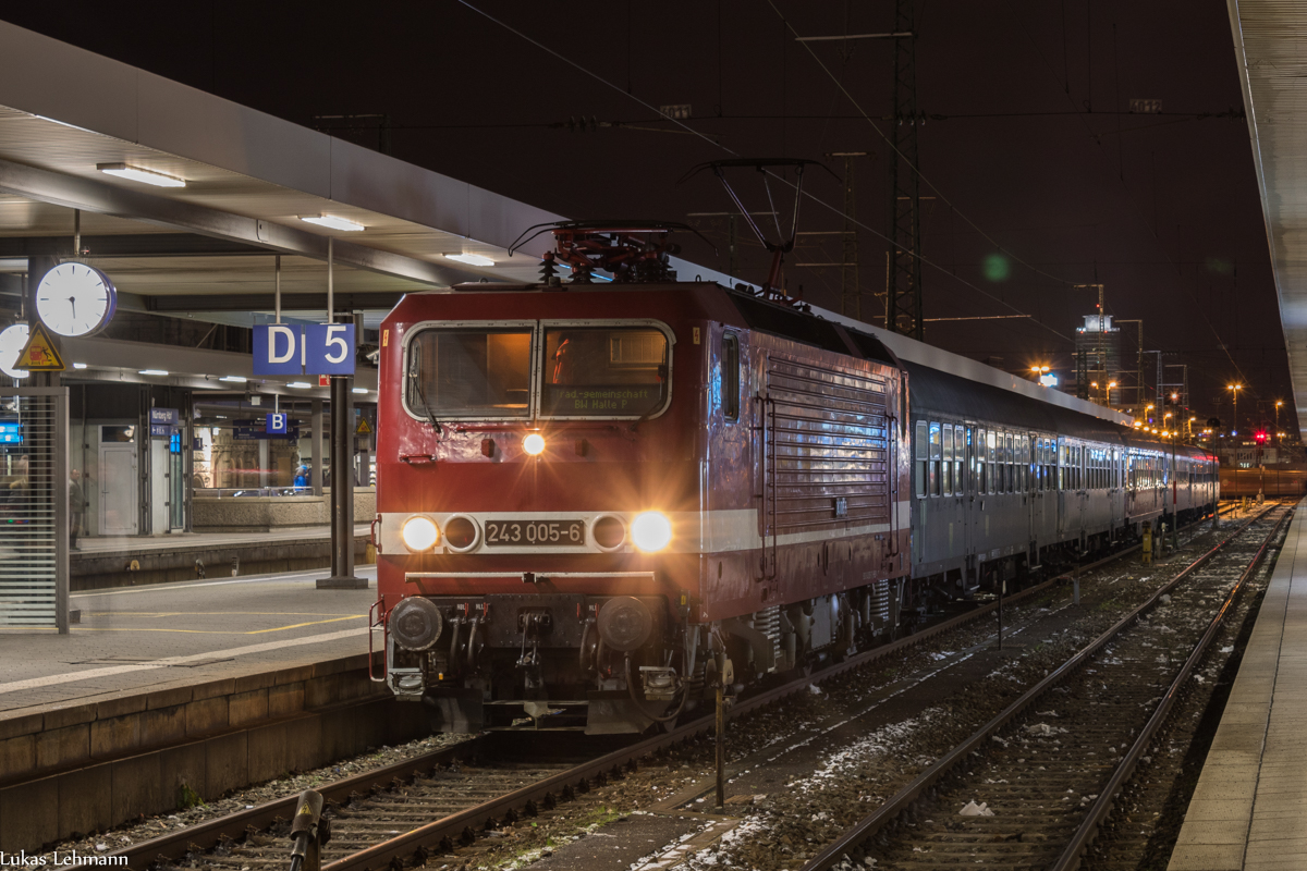 243 005 mit ihrem Sonderzug DPE 25551 nach Leipzig Hbf, hier kurz vor der Abfahrt im Nürnberger Hbf, 9.12.17