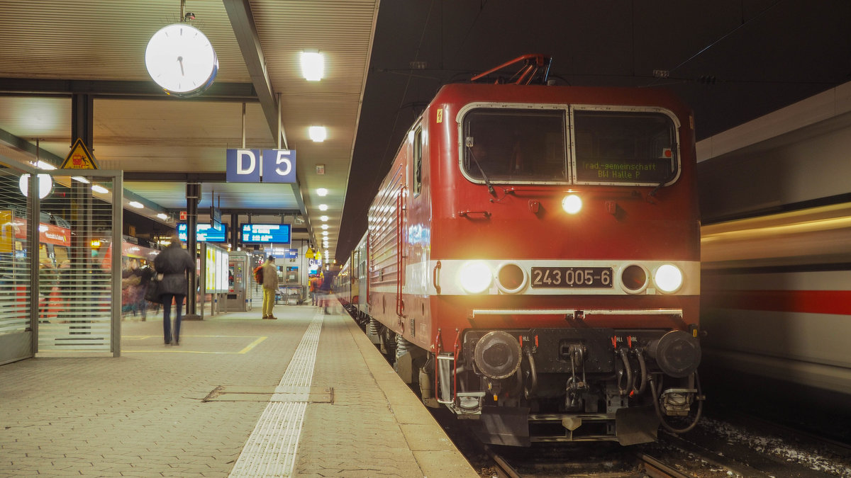 243 005 der Traditionsgemeinschaft BW Halle P wartet mit dem Christkindlsmarkt-Sonderzug DPE 25551 Nürnberg -> Leipzig auf die Abfahrt nach Leipzig, 09.12.2017.