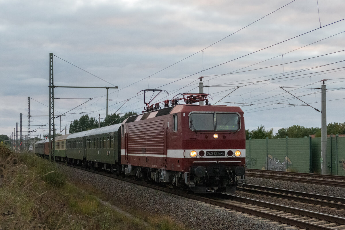 243 005 zieht ihren Sonderzug nach Cottbus durch Erfurt-Azmannsdorf. 18.09.2021