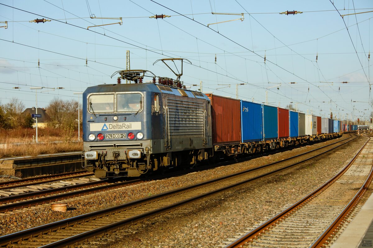 243 069-2 DeltaRail mit Containerzug in Neubeckum, Februar 2022.