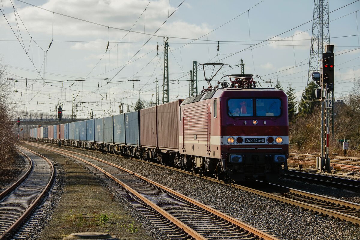 243 145-0 DR mit Containerzug in Neubeckum, am 26.02.2022.