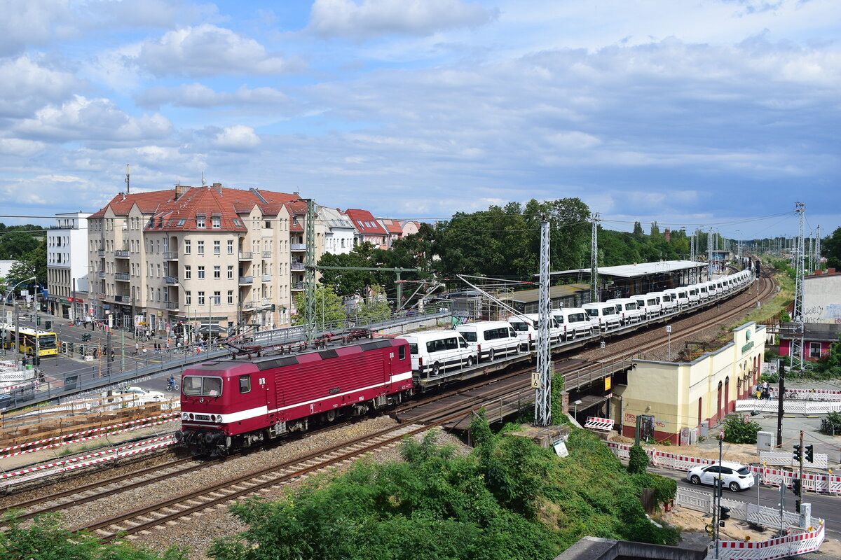 243 179-9 von Deltarail zieht einen VW Crafter Zug durch Berlin Köpenick in Richtung Wuhlheide.

Berlin 25.07.2023