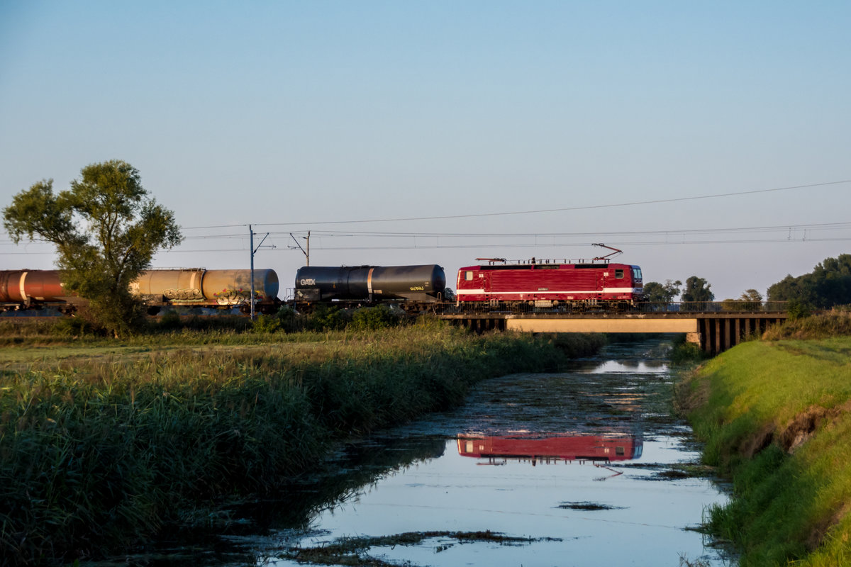 243 559 wurde von Rostock über Stralsund umgeleitet, da bei Neustrelitz ein Böschungsbrandt den Verkehr lahm legte. Das Ziel war Franfurt/Oder. 07.08.2018 b. Ferdinandshof überquerte die 243 die Zarowbrücke.