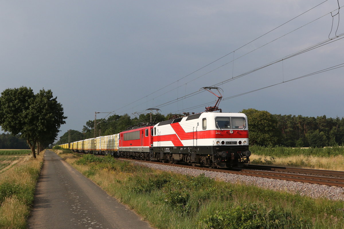 243 822 und 155 119 mit einem Schnittholzzug am 27. Juni 2020 bei Dörverden/Niedersachsen.
