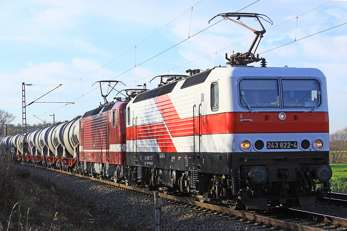 243 822-4 (143 822-5 D-EBS) und Schwesterlok mit Kalilaugenwagen in Richtung Hannover am 18.12.2020 nördlich von Salzderhelden am BÜ 75,1