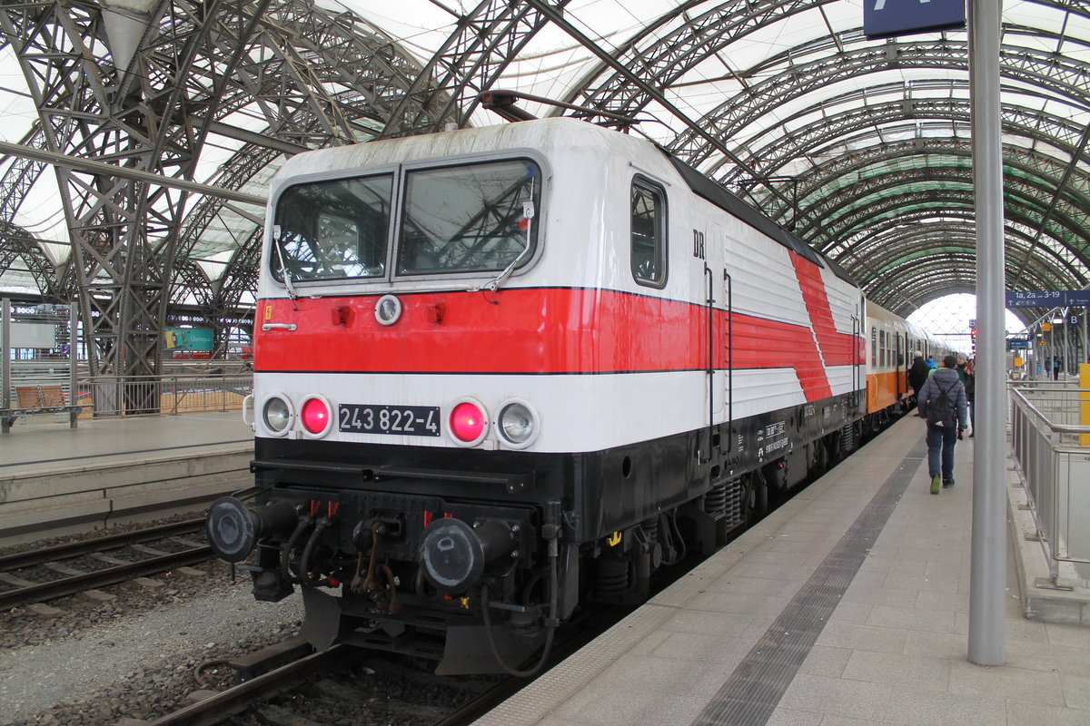 243 822-4 D-EBS am Zugschluss von DPE25915 Erfurt-Dresden, am 07.12.2019 in Dresden Hbf.
