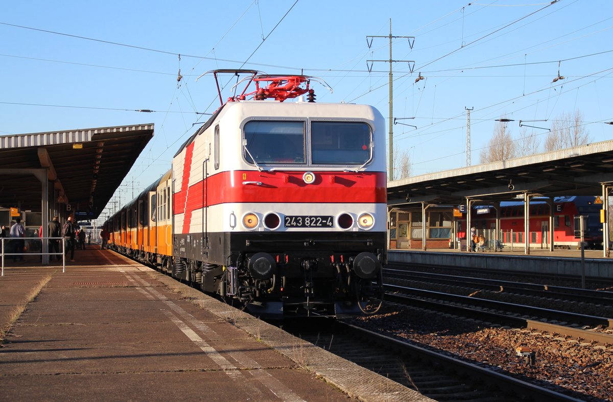 243 822-4 (EBS) fuhr am 16.02.19 den Rennsteigexpress 2.0 von Erfurt nach Berlin-Lichtenberg. Hier ist der Zug in Berlin Schönefeld zu sehen.