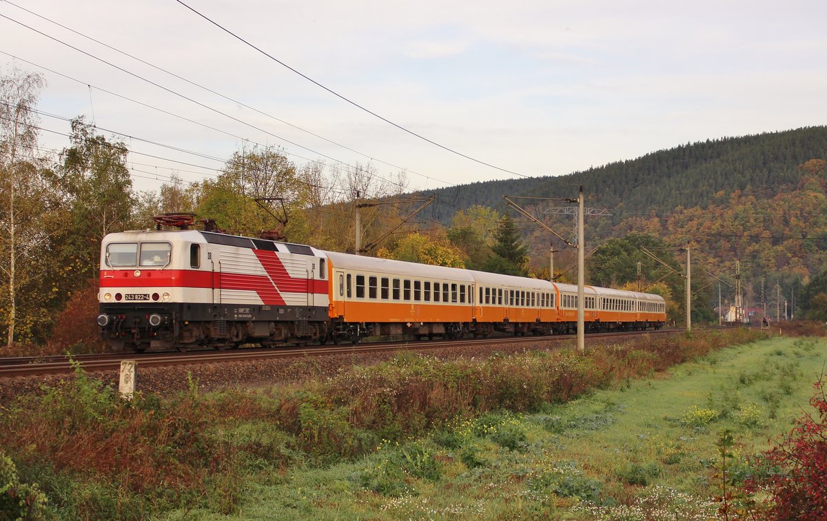 243 822 (EBS) fuhr am 26.10.19 von Weimar nach Nördlingen. Hier ist der Sonderzug in Remschütz zu sehen.