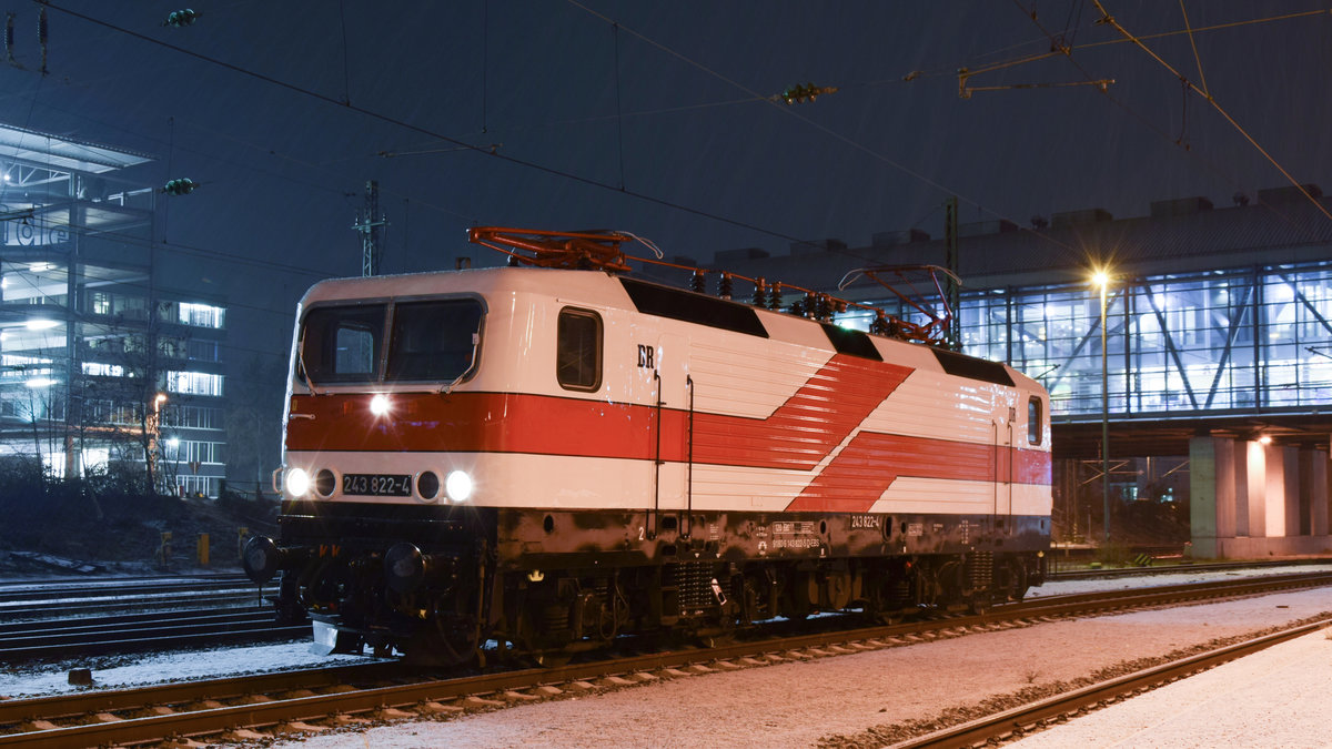 243 822 war am 24.1.2019 als Tfz 92899 von Erfurt Gbf nach Efringen-Kirchen unterwegs und konnte am Darmstädter Hbf während der Überholung durch IC 2295 aufgenommen werden. 

24.1.2019 18:38