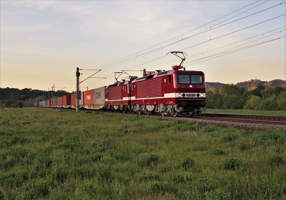 243 864 und 243 179 (DeltaRail) fuhren am 17.05.20 einen Container auf der Umleitungsstrecke durch Großeutersdorf. Der Zug fuhr von Frankfurt/Oder nach Nürnberg.