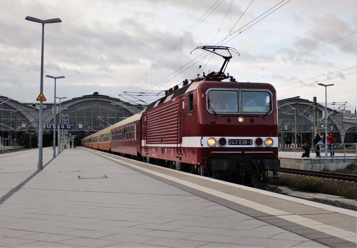 243 936-2 und 243 822-4 (EBS) fuhr mit 25915 Erfurt-Dresden am 07.12.19 in Leipzig Hbf ab.