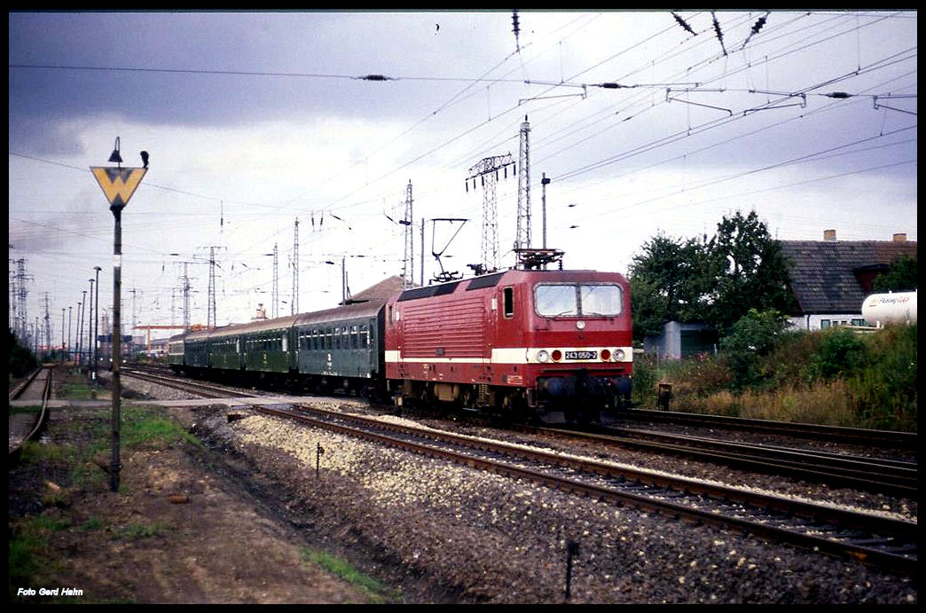 243050 verläßt hier am 4.10.1991 um 13.13 Uhr mit dem P 5107 Stralsund in Richtung Greifswald.