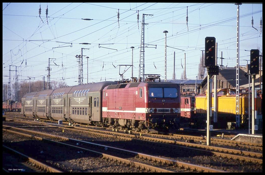 243101 fährt am 30.12.1990 um 11.40 Uhr mit dem Dosto aus Wittenberge in Stendal ein.